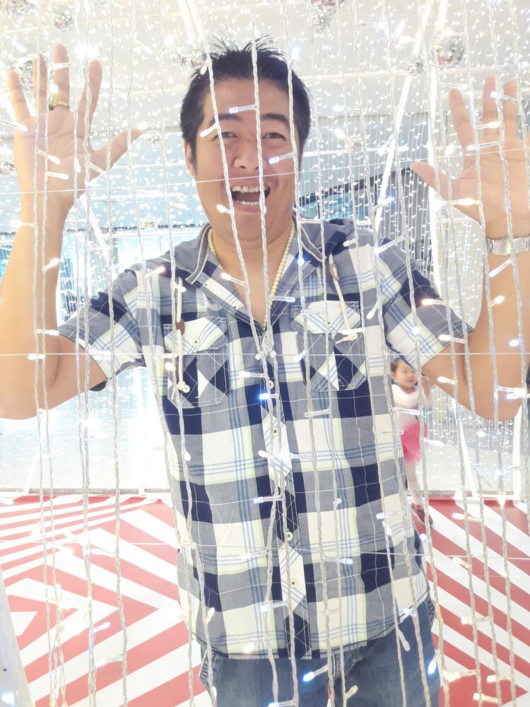 Illustration of a woman cleaning a window with a cloth and spray bottle, accompanied by text about deep cleaning during seasonal transitions in Japan.
