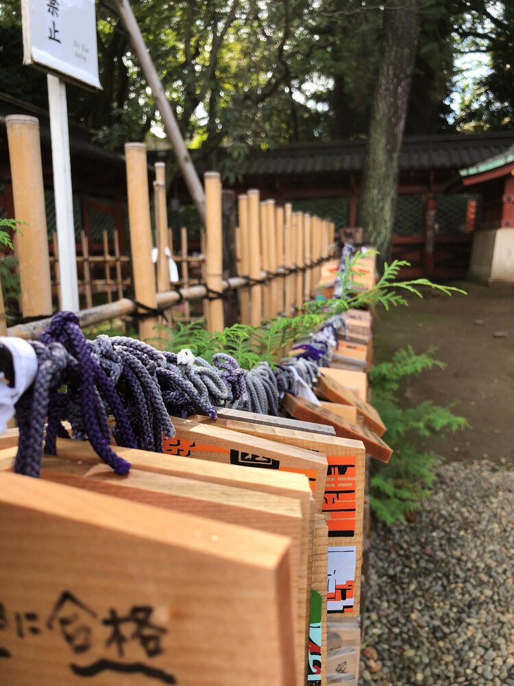 Infographic titled “7 Genius Japanese Storage Hacks for a Clutter-Free Home” listing ideas like thinking vertical, hidden storage, the bento box method, and folding clothes vertically.